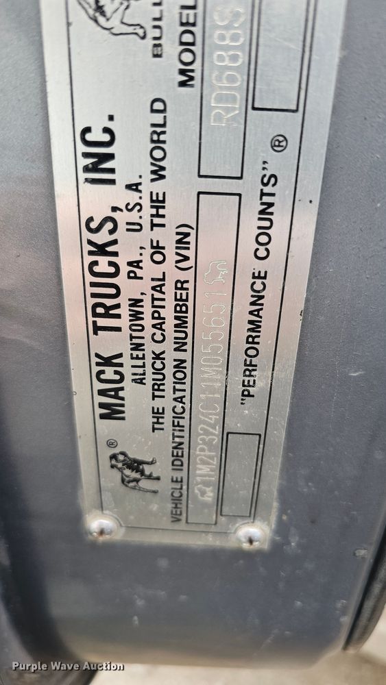 image for item IO9754 2001 Mack RD688S dump truck