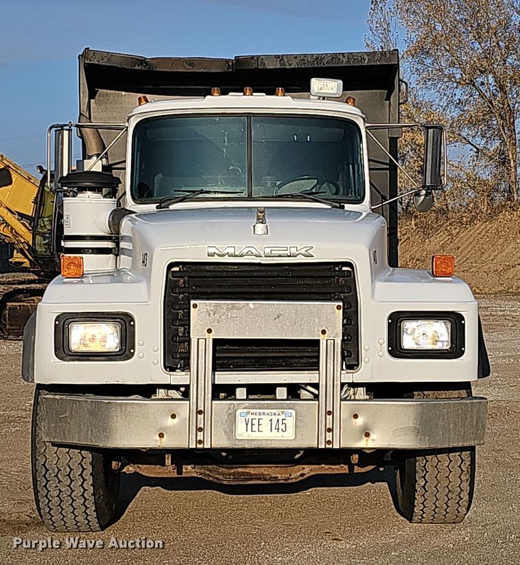 image for item IO9755 1999 Mack RD690S dump truck