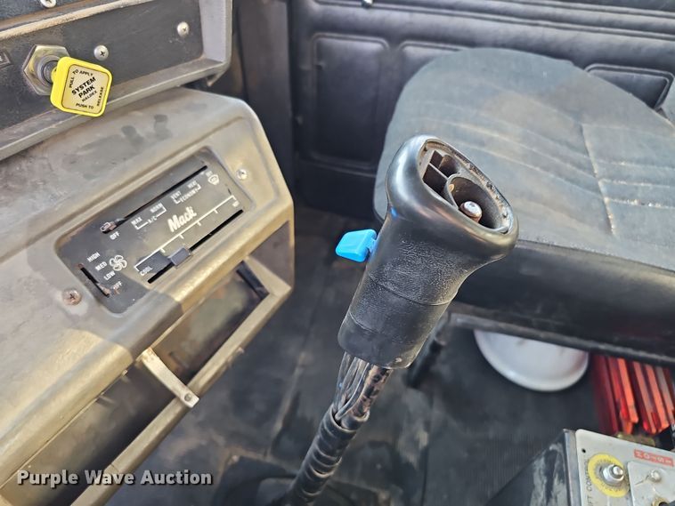 image for item IO9755 1999 Mack RD690S dump truck