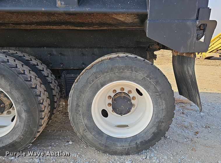 image for item IO9755 1999 Mack RD690S dump truck