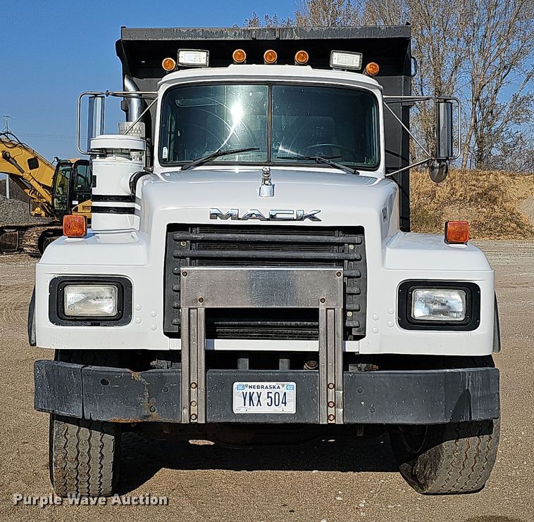 image for item IO9756 1997 Mack RD688S dump truck