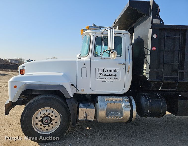 image for item IO9756 1997 Mack RD688S dump truck