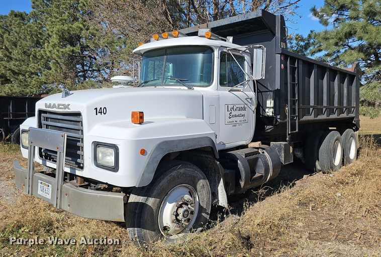 image for item IO9757 1997 Mack RD688S dump truck