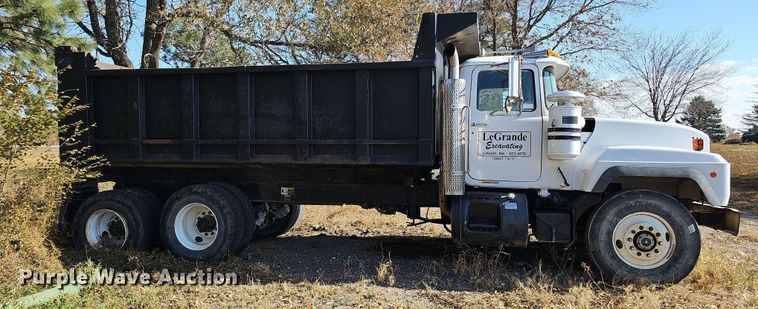 image for item IO9757 1997 Mack RD688S dump truck