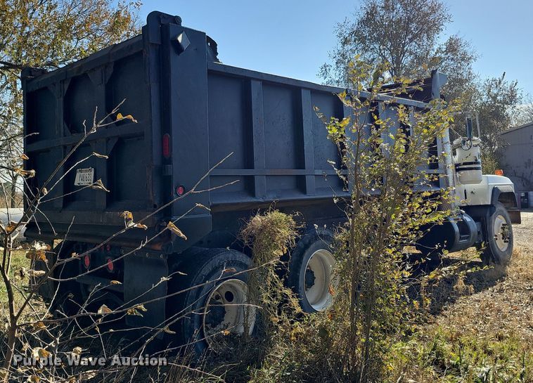 image for item IO9757 1997 Mack RD688S dump truck
