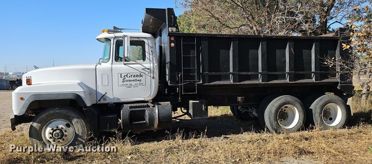 image for item IO9757 1997 Mack RD688S dump truck