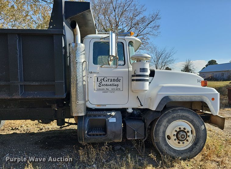 image for item IO9757 1997 Mack RD688S dump truck