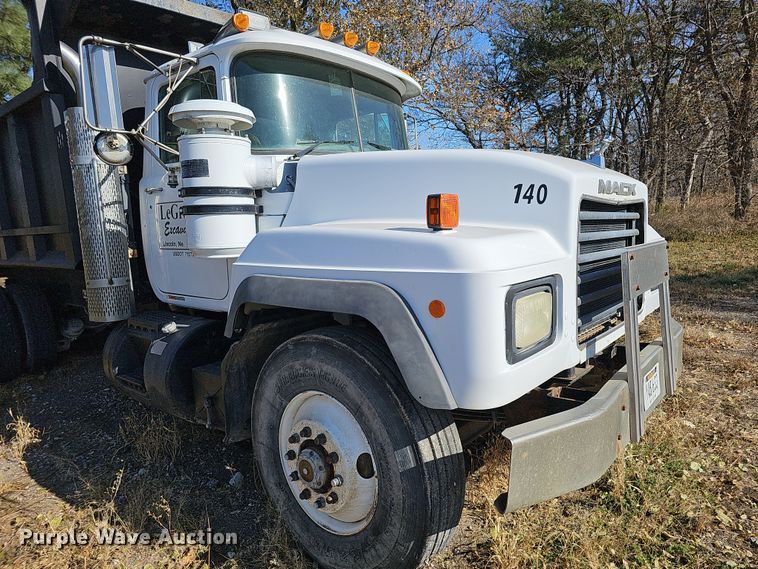image for item IO9757 1997 Mack RD688S dump truck