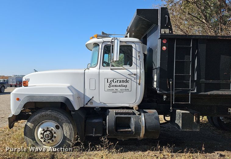 image for item IO9757 1997 Mack RD688S dump truck