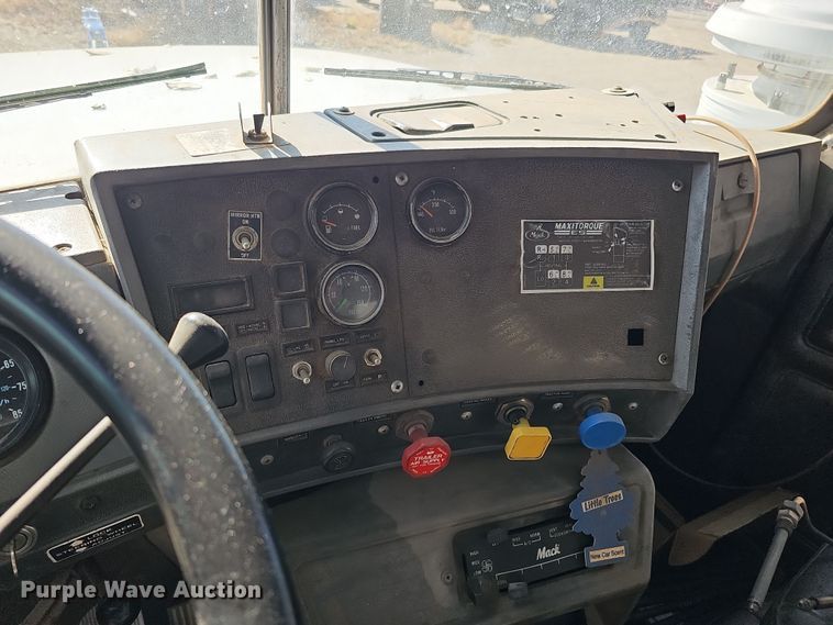 image for item IO9757 1997 Mack RD688S dump truck