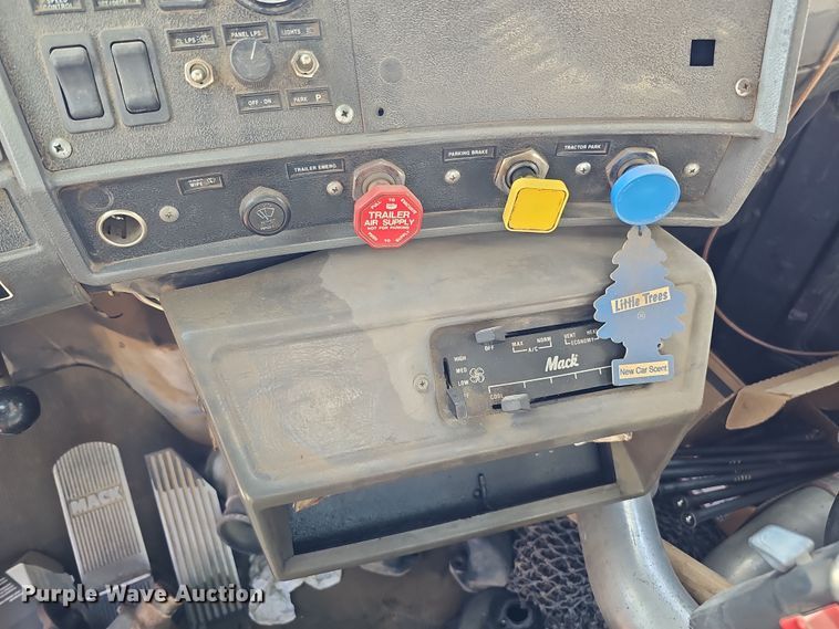 image for item IO9757 1997 Mack RD688S dump truck