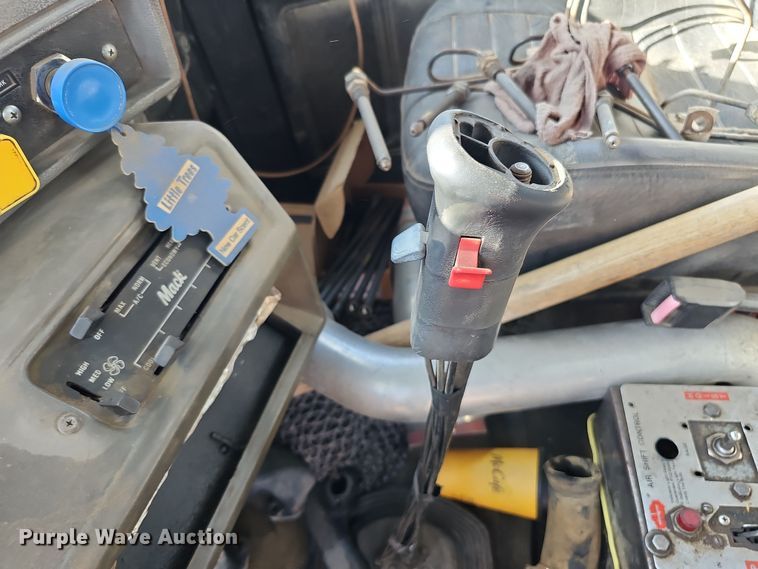 image for item IO9757 1997 Mack RD688S dump truck