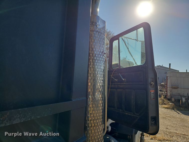 image for item IO9757 1997 Mack RD688S dump truck