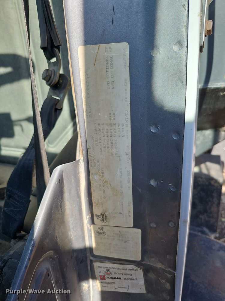 image for item IO9757 1997 Mack RD688S dump truck