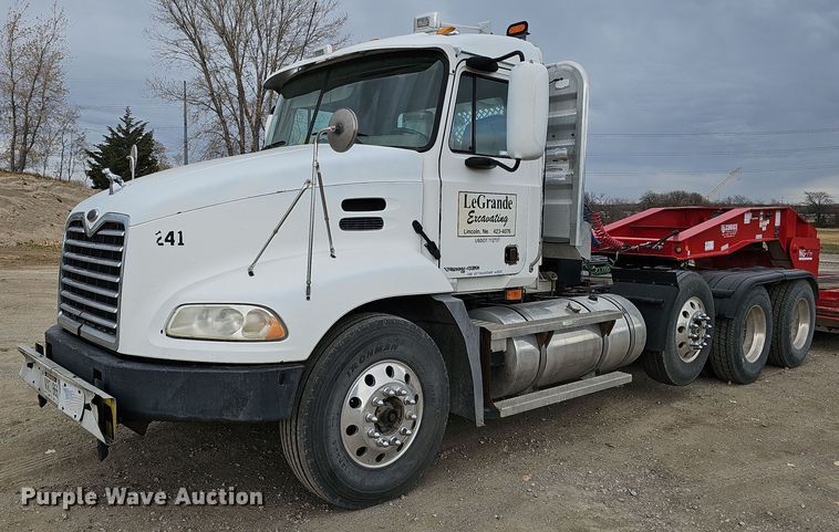 image for item IO9758 2001 Mack CX613 Vision semi truck
