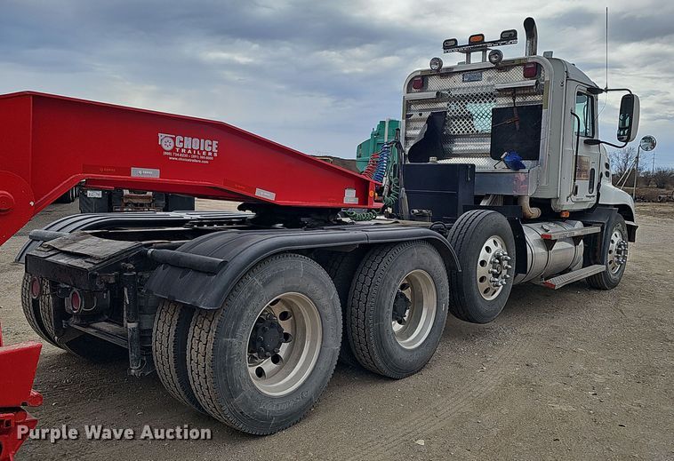 image for item IO9758 2001 Mack CX613 Vision semi truck