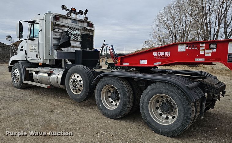 image for item IO9758 2001 Mack CX613 Vision semi truck