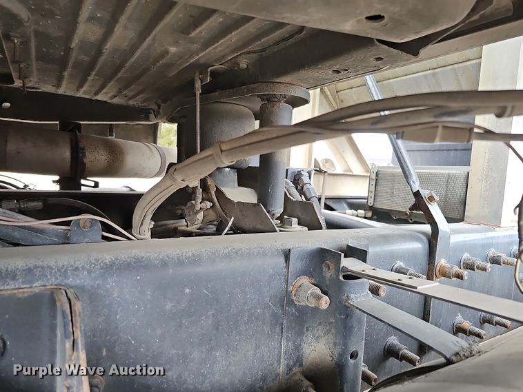 image for item IO9758 2001 Mack CX613 Vision semi truck