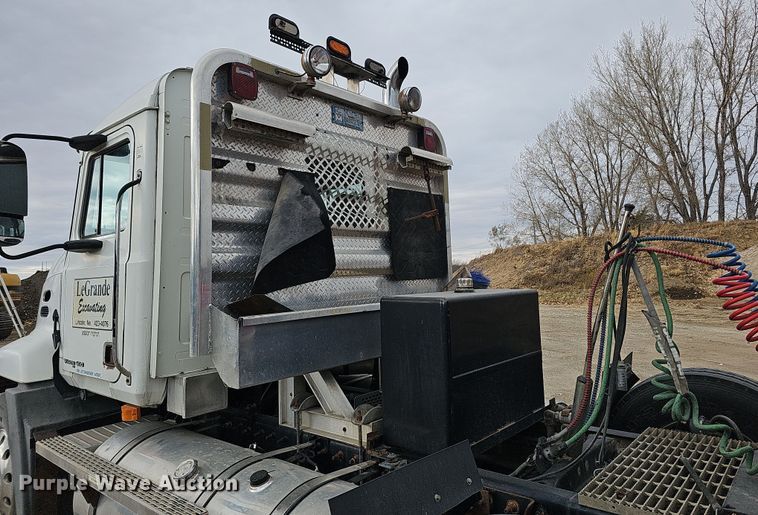 image for item IO9758 2001 Mack CX613 Vision semi truck