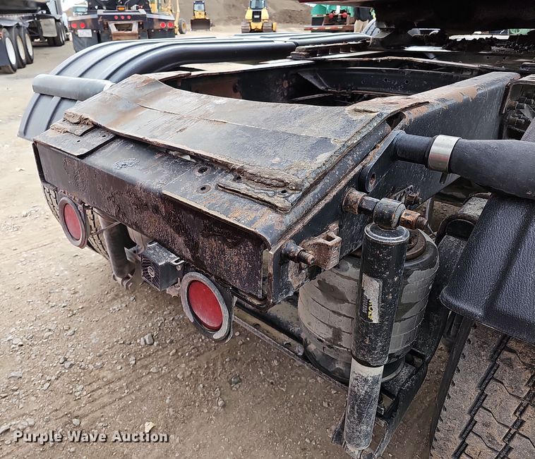 image for item IO9758 2001 Mack CX613 Vision semi truck