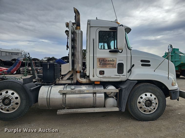 image for item IO9758 2001 Mack CX613 Vision semi truck