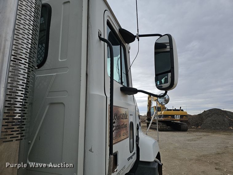 image for item IO9758 2001 Mack CX613 Vision semi truck