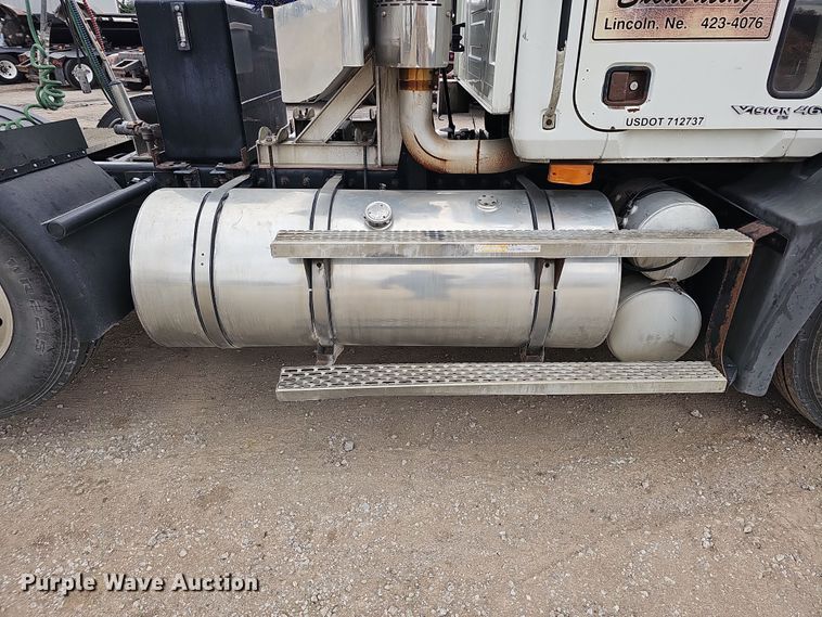 image for item IO9758 2001 Mack CX613 Vision semi truck