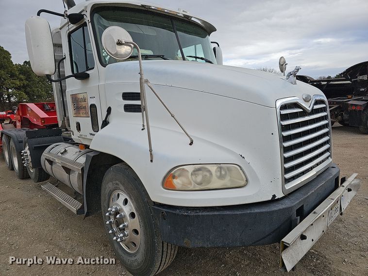 image for item IO9758 2001 Mack CX613 Vision semi truck