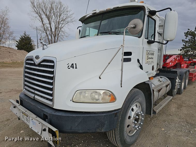 image for item IO9758 2001 Mack CX613 Vision semi truck