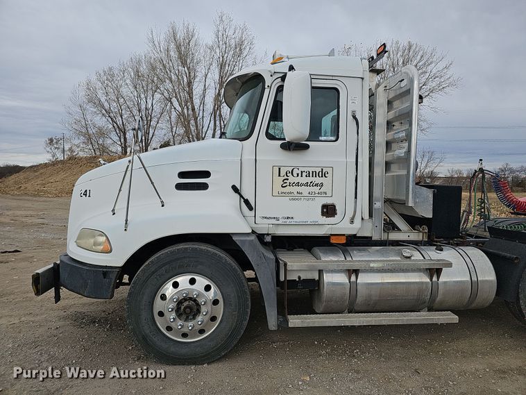 image for item IO9758 2001 Mack CX613 Vision semi truck