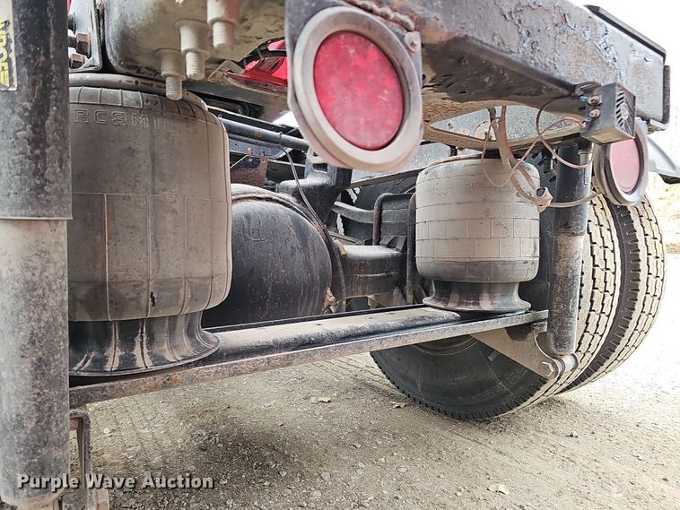 image for item IO9758 2001 Mack CX613 Vision semi truck