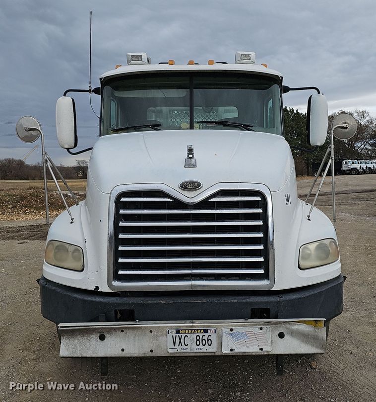 image for item IO9758 2001 Mack CX613 Vision semi truck