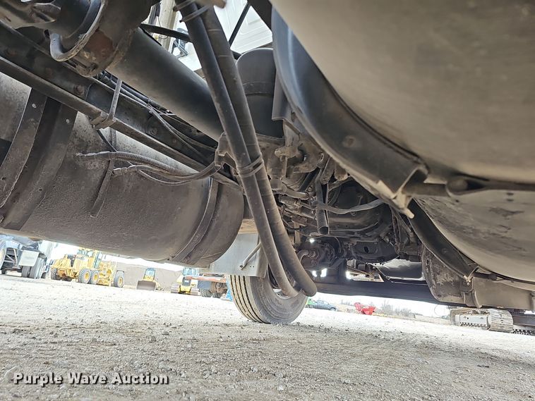 image for item IO9758 2001 Mack CX613 Vision semi truck