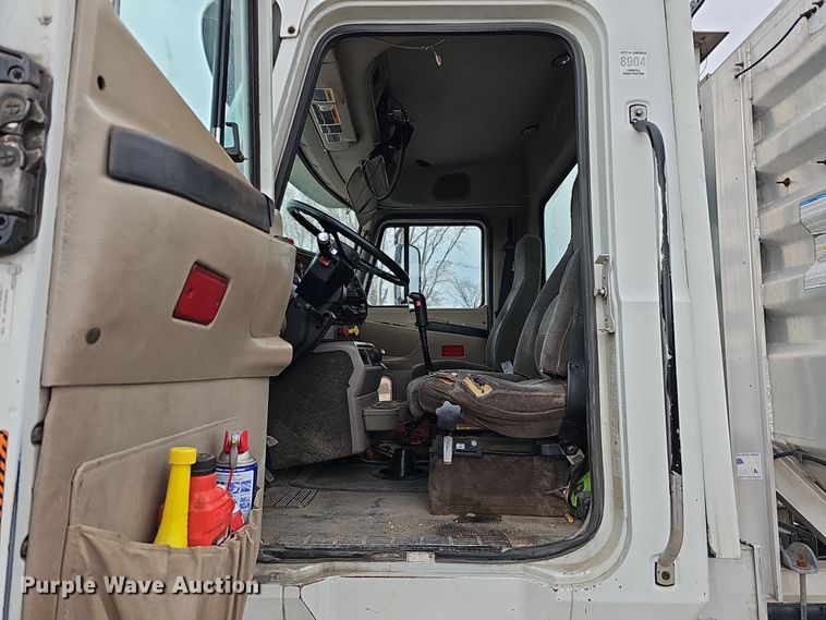 image for item IO9758 2001 Mack CX613 Vision semi truck