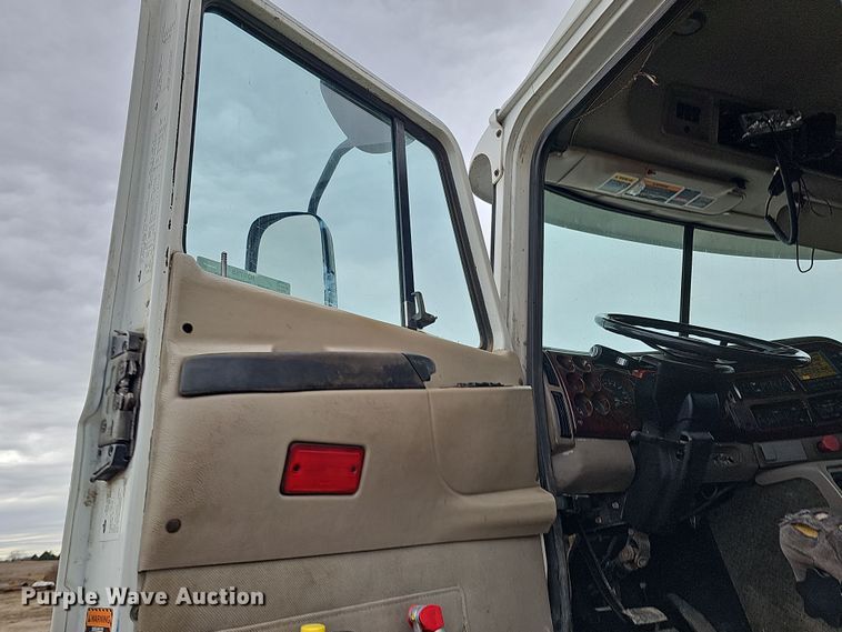 image for item IO9758 2001 Mack CX613 Vision semi truck