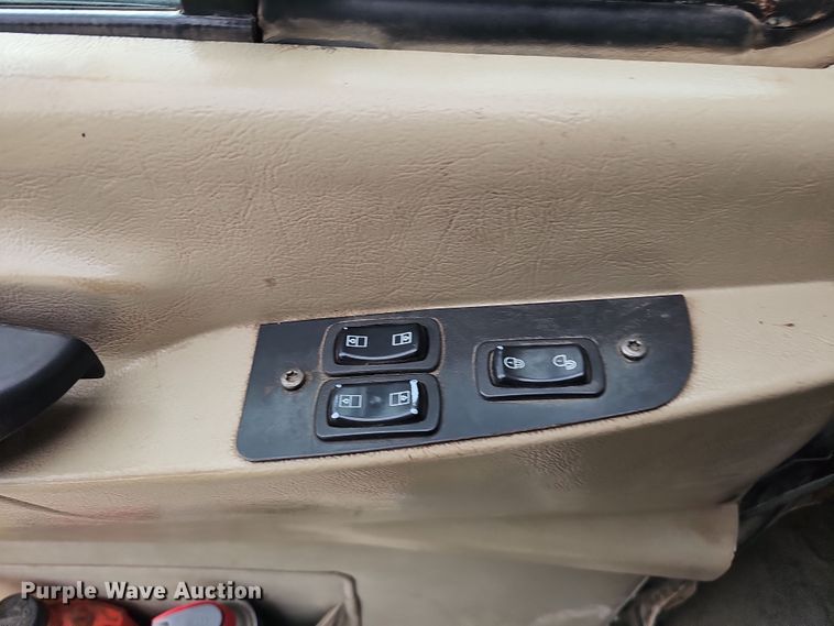 image for item IO9758 2001 Mack CX613 Vision semi truck