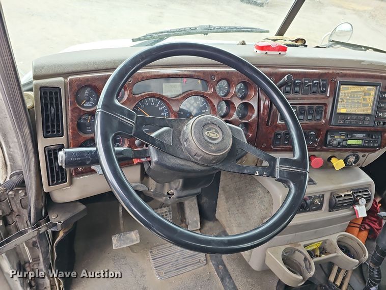 image for item IO9758 2001 Mack CX613 Vision semi truck