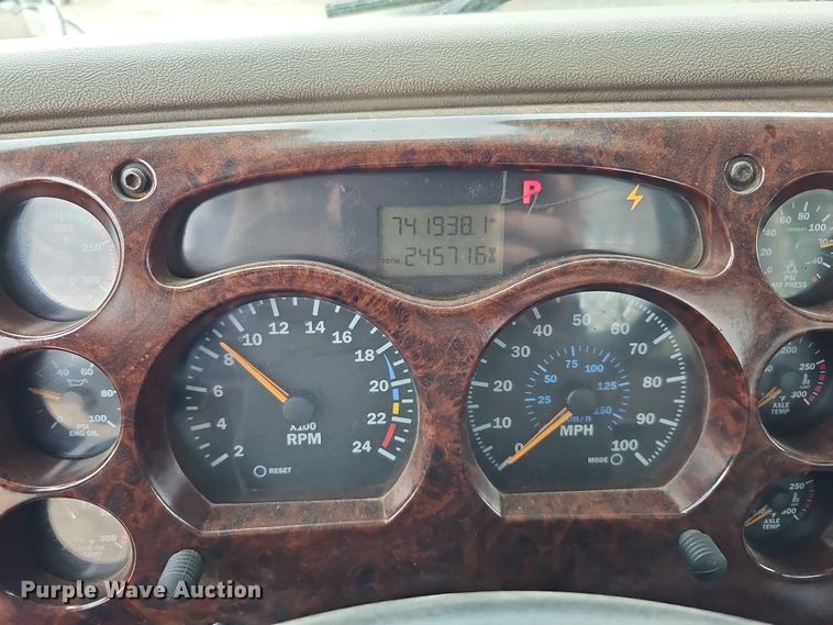 image for item IO9758 2001 Mack CX613 Vision semi truck