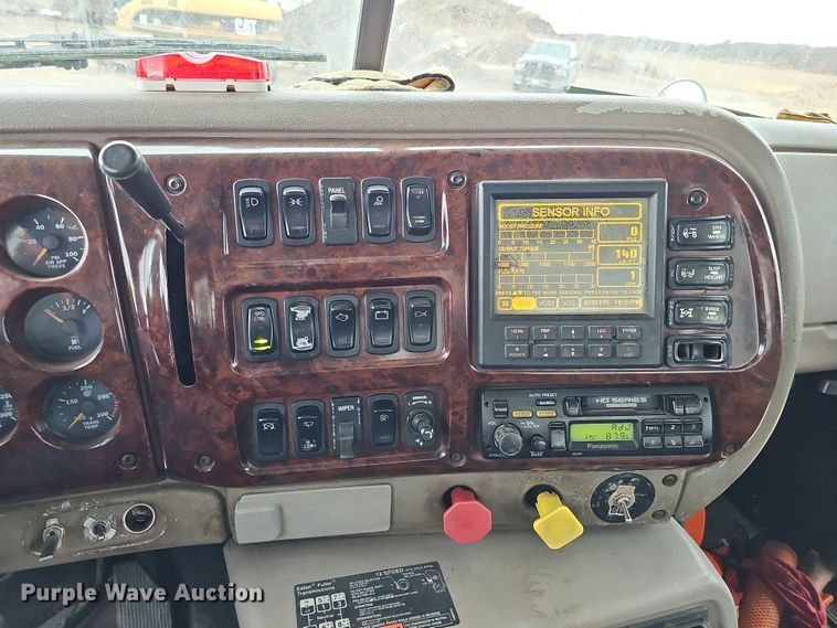 image for item IO9758 2001 Mack CX613 Vision semi truck