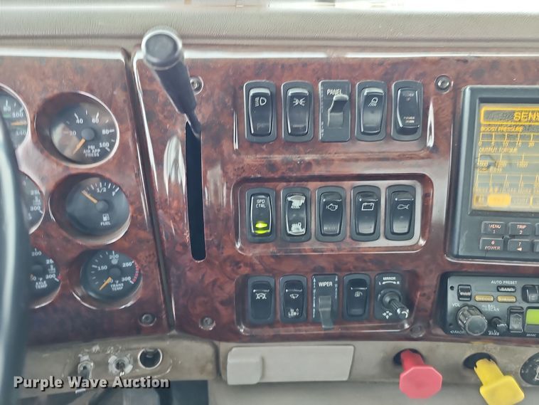 image for item IO9758 2001 Mack CX613 Vision semi truck