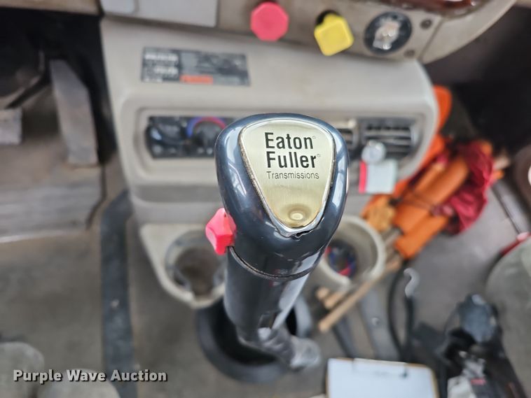 image for item IO9758 2001 Mack CX613 Vision semi truck