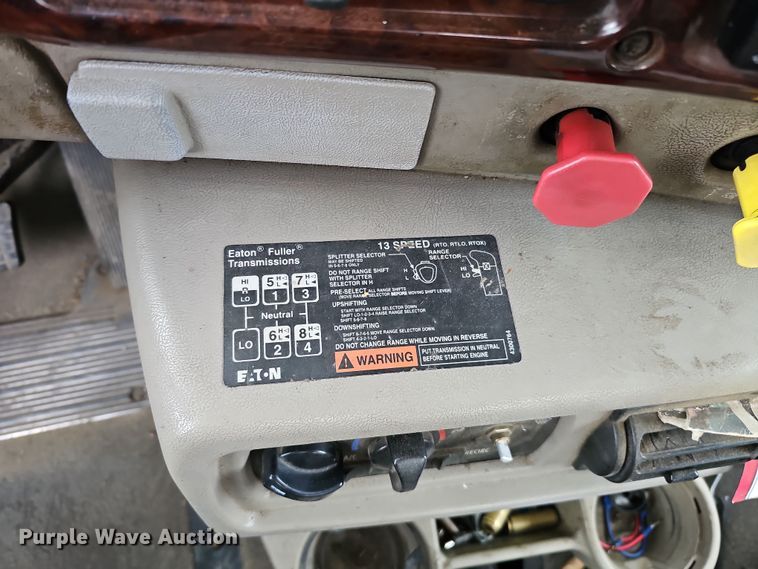 image for item IO9758 2001 Mack CX613 Vision semi truck