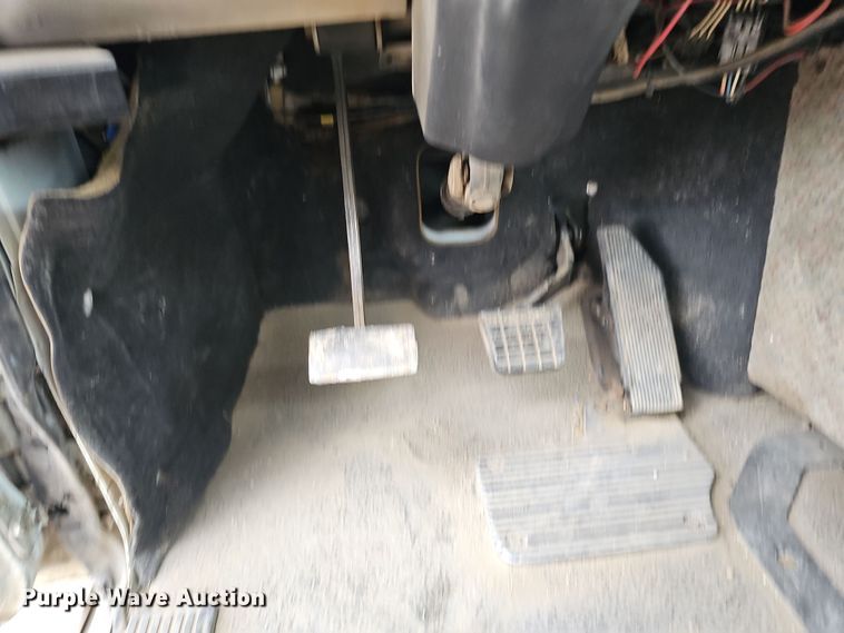 image for item IO9758 2001 Mack CX613 Vision semi truck