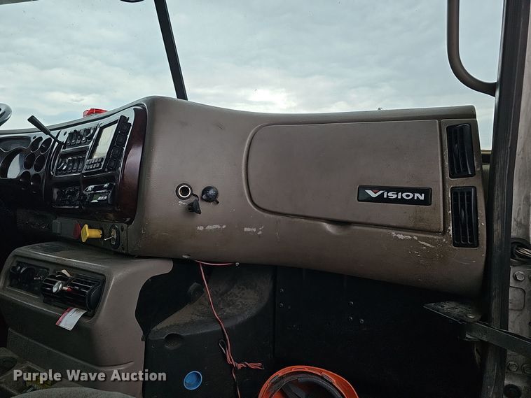 image for item IO9758 2001 Mack CX613 Vision semi truck