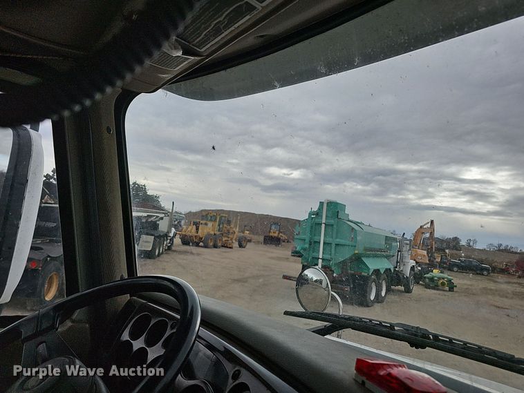 image for item IO9758 2001 Mack CX613 Vision semi truck