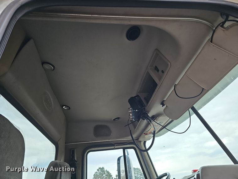 image for item IO9758 2001 Mack CX613 Vision semi truck