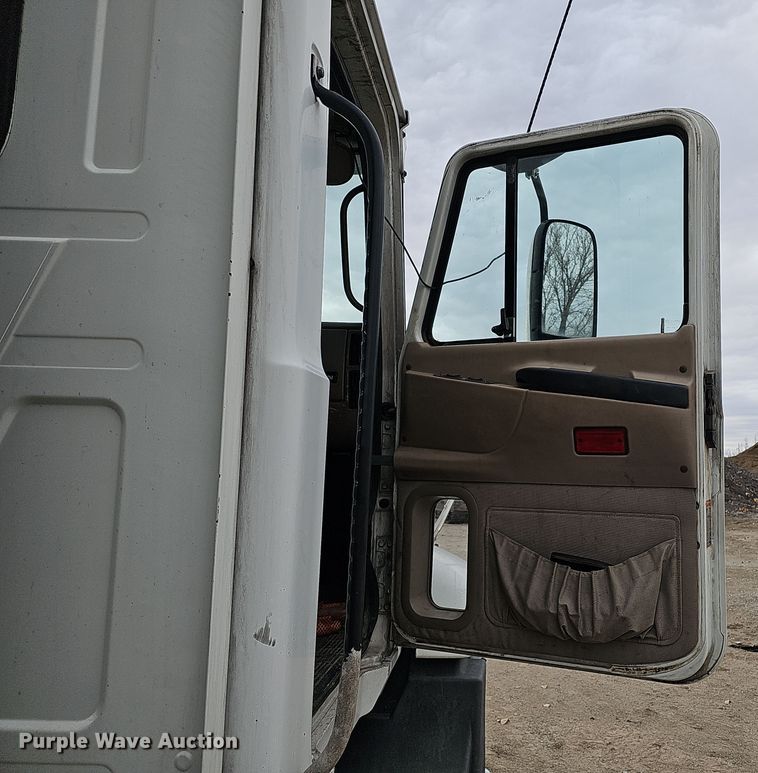 image for item IO9758 2001 Mack CX613 Vision semi truck