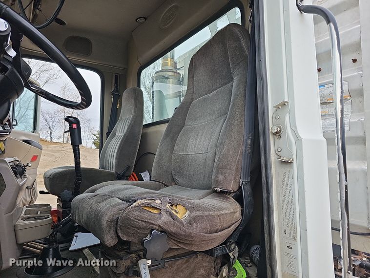 image for item IO9758 2001 Mack CX613 Vision semi truck