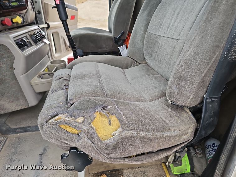 image for item IO9758 2001 Mack CX613 Vision semi truck