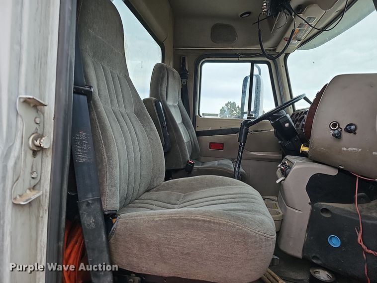 image for item IO9758 2001 Mack CX613 Vision semi truck